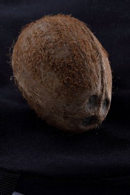 Beyaz arka planda hindistan cevizi