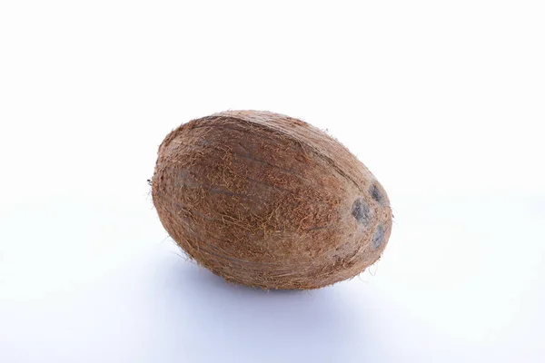 Kokosnuss auf weißem Hintergrund — Stockfoto