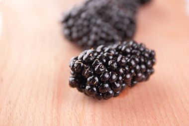 Ahşap bir yakın çekim arka plan izole blackberry