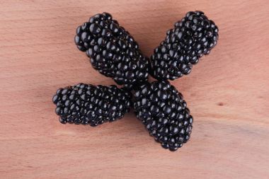 Ahşap bir yakın çekim arka plan izole blackberry