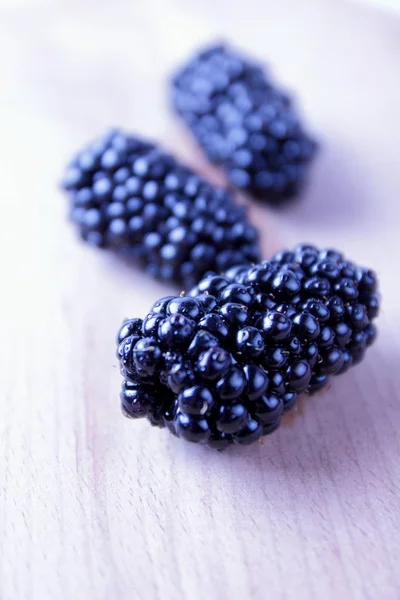 Isolated blackberry on a wooden close-up background — Stock Photo, Image