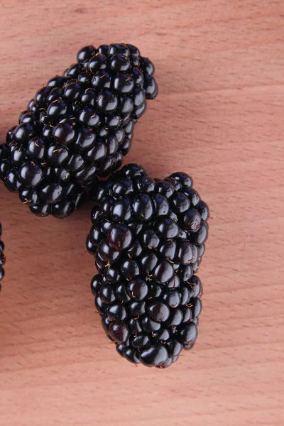 Geïsoleerde blackberry op een houten close-up achtergrond — Stockfoto