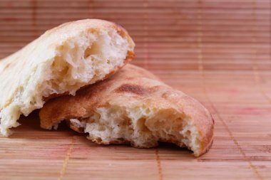 Ev Mutfakta taze Pide parçaları