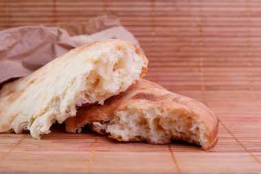 Ev Mutfakta taze Pide parçaları