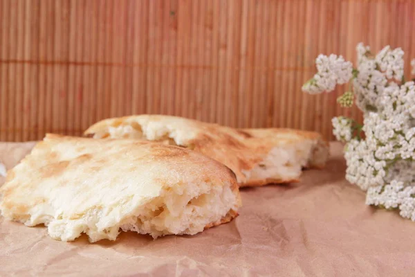 Pedaços de pão fresco pita na cozinha da casa — Fotografia de Stock