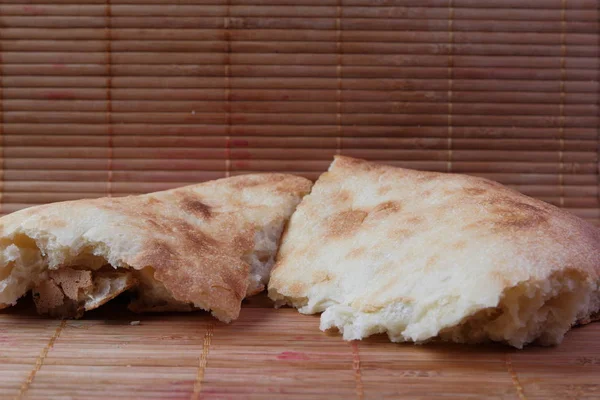 Ev Mutfakta taze Pide parçaları