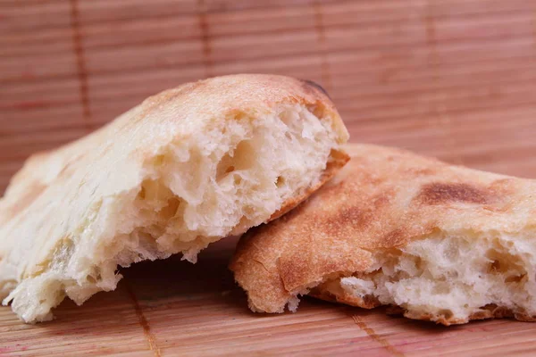 Ev Mutfakta taze Pide parçaları