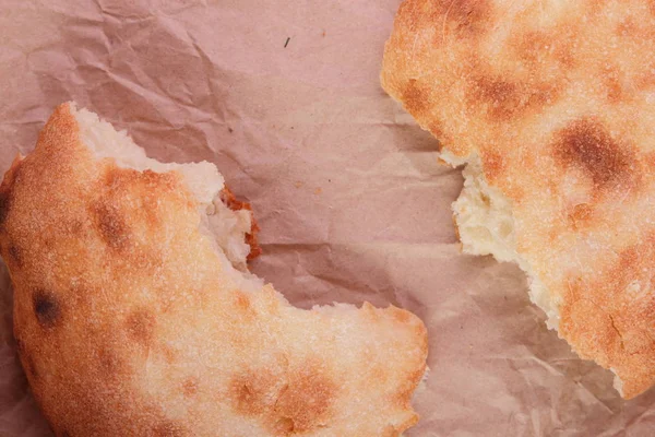 Pedaços de pão fresco pita na cozinha da casa — Fotografia de Stock