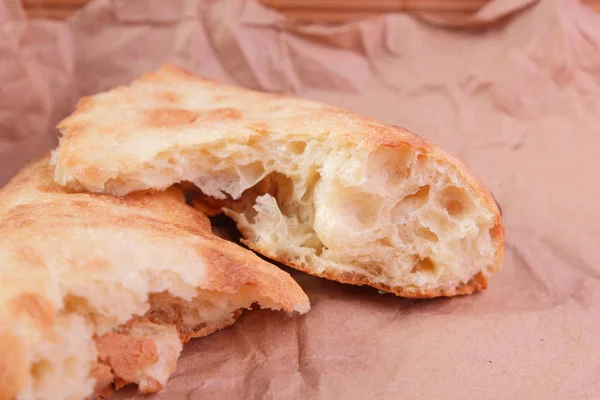 Pedaços de pão fresco pita na cozinha da casa — Fotografia de Stock