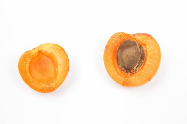 Ambalaj tasarımı için beyaz arka plan üzerinde izole kayısı