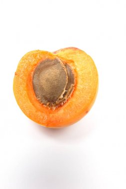 Ambalaj tasarımı için beyaz arka plan üzerinde izole kayısı