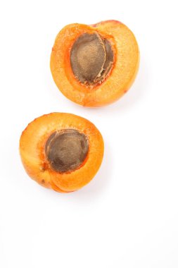 Ambalaj tasarımı için beyaz arka plan üzerinde izole kayısı