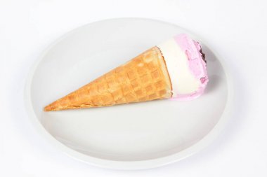 Bir çocuk için beyaz bir tabak içinde dondurma