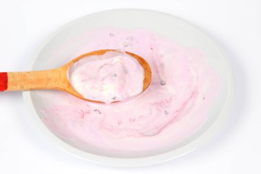 Bir çocuk için beyaz bir tabak içinde dondurma