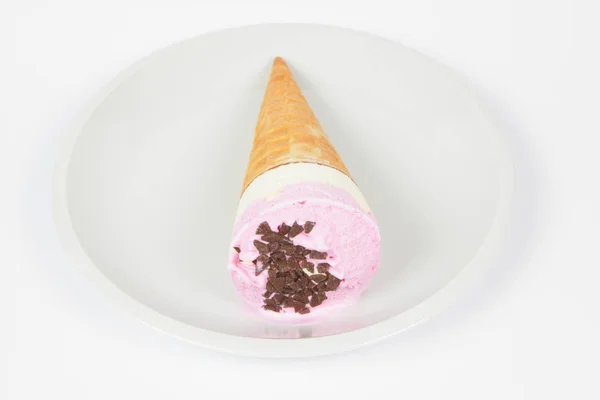 Crème glacée dans une assiette blanche pour un enfant — Photo