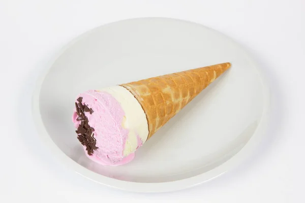 Мороженое в белой тарелке для ребенка — стоковое фото