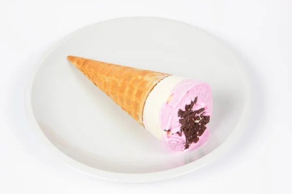 Crème glacée dans une assiette blanche pour un enfant — Photo