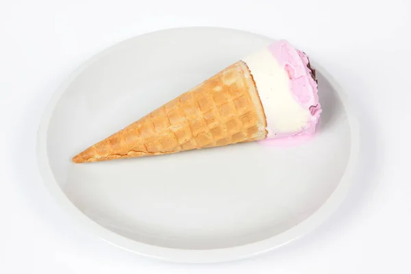 Мороженое в белой тарелке для ребенка — стоковое фото