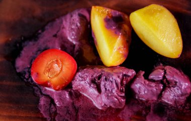 Natürmort dilim şeftali, Erik ve sorbe ile