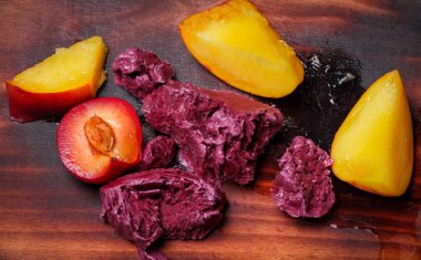 Natürmort dilim şeftali, Erik ve sorbe ile