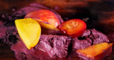 Natürmort dilim şeftali, Erik ve sorbe ile