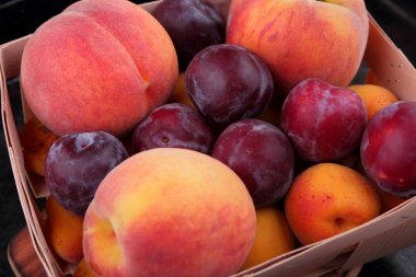 Şeftali, kayısı ve Erik sepet