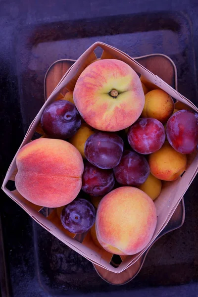 Peaches, apricots and plums in the basket — Stock Photo, Image