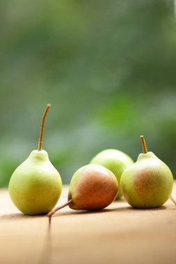 Yeşil bir bokeh arka plan üzerinde armut