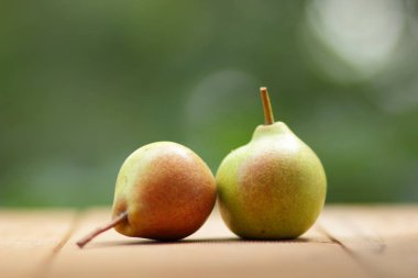 Yeşil bir bokeh arka plan üzerinde armut