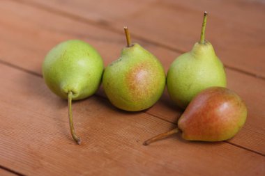 Şeftali pencere üzerinde