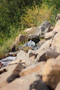 Granit kayalar yapay şelale