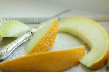 Kavun retro tarzı antik bir bıçakla dilimlenmiş