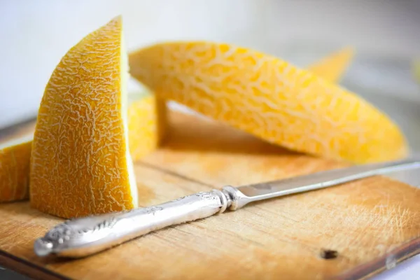 Melone affettato con un antico coltello in stile retrò — Foto Stock