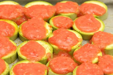 Pişirme önce domates sosu ile tepesinde kabak dilimlenmiş