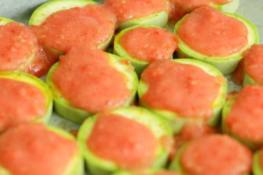 Pişirme önce domates sosu ile tepesinde kabak dilimlenmiş