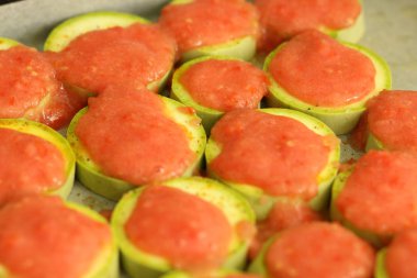 Pişirme önce domates sosu ile tepesinde kabak dilimlenmiş