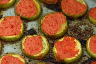 Dilimlenmiş kabak fırında pişmiş domates