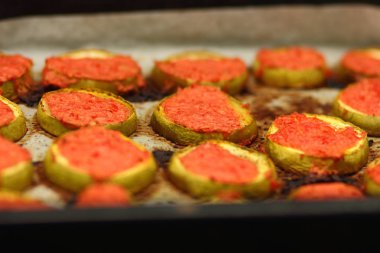 Dilimlenmiş kabak fırında pişmiş domates