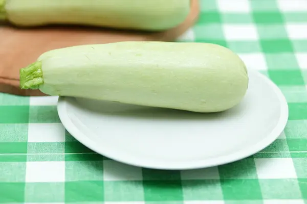 Grüne Zucchini Vor Dem Kochen Der Heimischen Küche Gehackt — Stockfoto