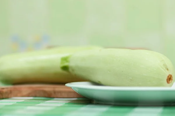 Grüne Zucchini Vor Dem Kochen Der Heimischen Küche Gehackt — Stockfoto