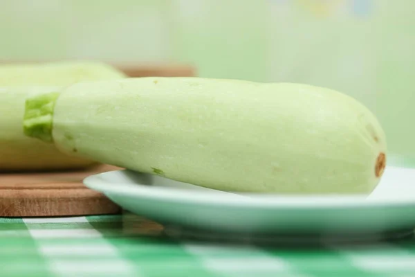Grüne Zucchini Vor Dem Kochen Der Heimischen Küche Gehackt — Stockfoto