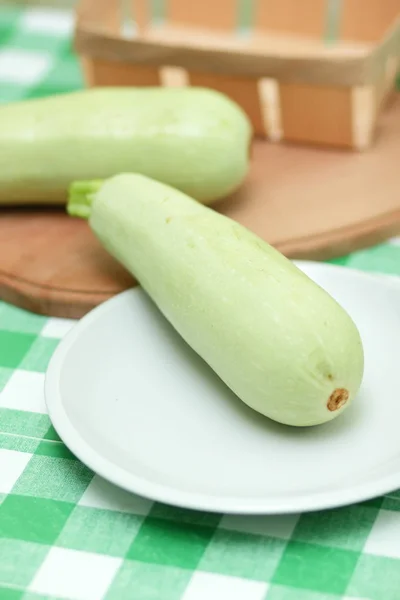 Grüne Zucchini vor dem Kochen in der heimischen Küche gehackt — Stockfoto