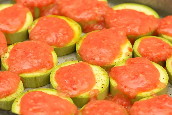 Pişirme önce domates sosu ile tepesinde kabak dilimlenmiş