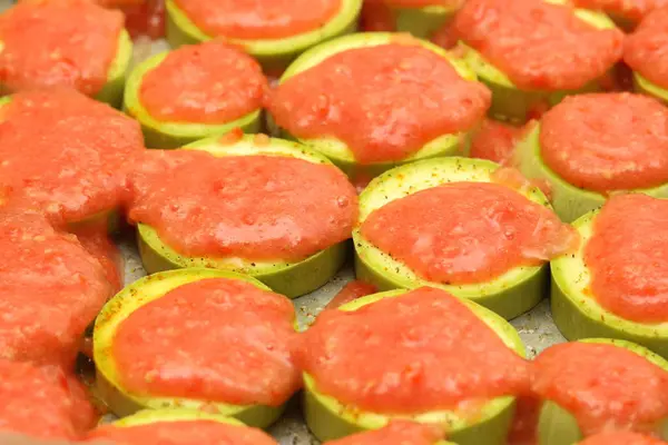 Pişirme önce domates sosu ile tepesinde kabak dilimlenmiş