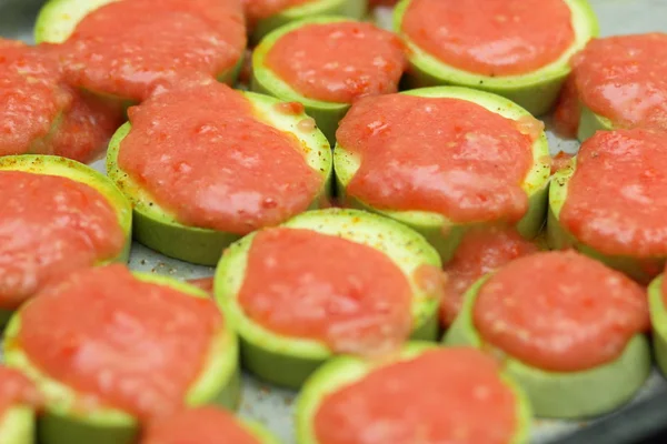 Pişirme önce domates sosu ile tepesinde kabak dilimlenmiş