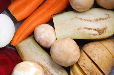 Patlıcan, havuç, soğan, mantar, patates, pancar ev mutfakta yemek önce