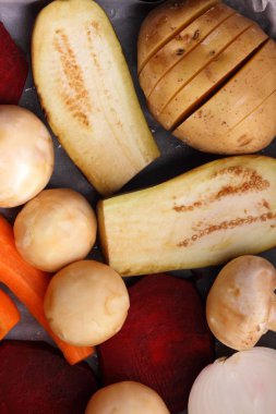 Patlıcan, havuç, soğan, mantar, patates, pancar ev mutfakta yemek önce