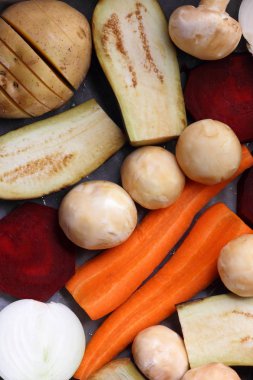 Patlıcan, havuç, soğan, mantar, patates, pancar ev mutfakta yemek önce