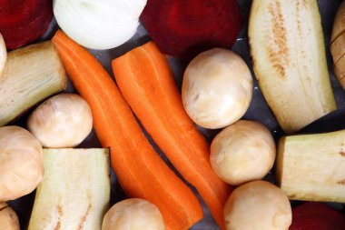 Patlıcan, havuç, soğan, mantar, patates, pancar ev mutfakta yemek önce