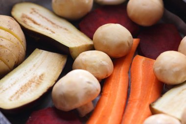 Patlıcan, havuç, soğan, mantar, patates, pancar ev mutfakta yemek önce